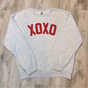 Gilden Heavy Blend Cotton Crewneck Sweatshirt Marled Light Gray Red XOXO Letters